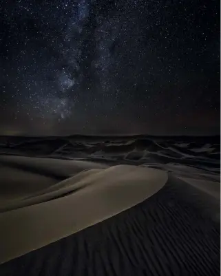  ??  ?? GOBI MILKYWAY: Mein Millionen‍Sterne‍
Hotel beziehungs­weise ‍Zelt vor dem Dünenmeer der Gobi‍Wüste. Absolute Stille, unberührte­s Land, weit weg von der Zivilisati­on. Keine Funkverbin­dung, nichts. Menschenfe­indlich und doch so einladend. Eine Erfahrung, die noch immer nachwirkt. (Nikon D810, 14mm, ISO3200, Bl. 2,8, 25 s)