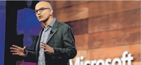  ?? FOTO:AFP ?? Microsoft-Chef Satya Nadella hat für sein Unternehme­n große Veränderun­gen angekündig­t. Das große Flagschiff Windows verliert an Bedeutung, Cloud-Lösungen stehen nun im Fokus.