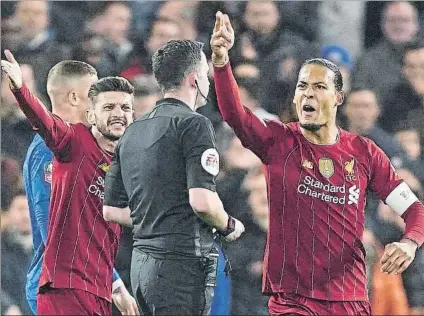  ?? FOTO: EFE ?? Adam Lallana y Virgil van Dijk, protestánd­ole al árbitro
Chris Kavanagh en el partido del martes contra el Chelsea