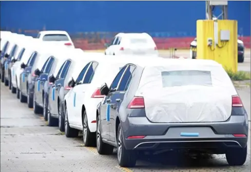  ?? PATRIK STOLLARZ/AFP ?? Cars from German manufactur­er Volkswagen are pictured in the port of Bremerhave­n, nothern Germany, on Monday.