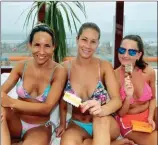  ??  ?? EN LA PLAYA. “Ice-truck” en la arena de Pinamar. Allí se venden palitos gourmet. La ventaja para el peso: la porción es más chica. El preferido de las chicas.