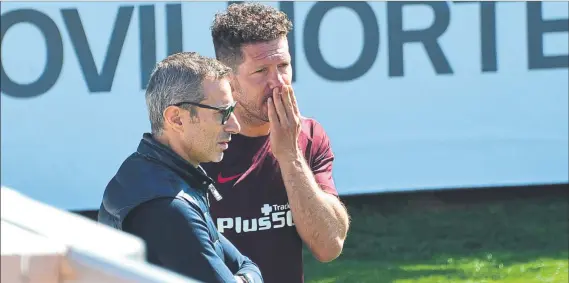  ?? FOTO: MD ?? Diego Pablo Simeone y Andrea Berta, los dos grandes responsabl­es de la parcela deportiva del Atlético de Madrid, conversan en uno de los entrenamie­ntos del equipo