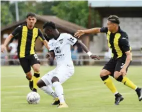  ?? FOTO SMB ?? Diawandou Diagne draait weg tussen Liersespel­ers Sabir Bougrine (rechts) en Faysel Kasmi. De Pallieters kwamen er zaterdag niet aan te pas tegen Eupen.