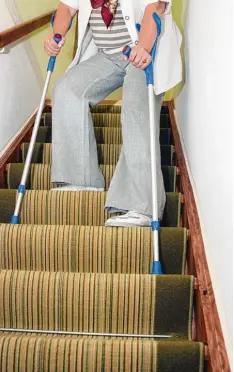  ??  ?? Treppen sind im Alter eine Sturzgefah­r. Hilfreich ist ein Treppenlif­t.