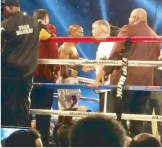  ??  ?? Bradley listens to trainer Teddy Atlas’ last instructio­ns before the first bell.