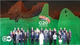  ??  ?? Foto de grupo de la reunión del G20 en Arabia Saudí, esta vez en formato fotomontaj­e, debido a que la cumbre fue por videoconfe­rencia debido a la pandemia de coronaviru­s.