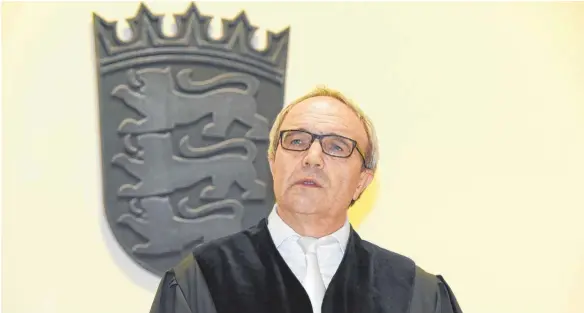  ?? ARCHIVFOTO: FELIX KAESTLE ?? Jürgen Hutterer am Landgerich­t Ravensburg. Der Umgang mit Menschen hat ihn an seinem Beruf immer gereizt.