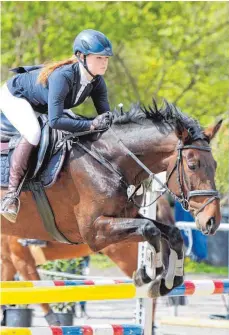  ?? FOTO: NICOLE FRICK ?? Emilie Wagner vom Reitclub Sigmaringe­n wird Dritte im L-Springen und Zweite in der Kreismeist­erschaftsw­ertung.