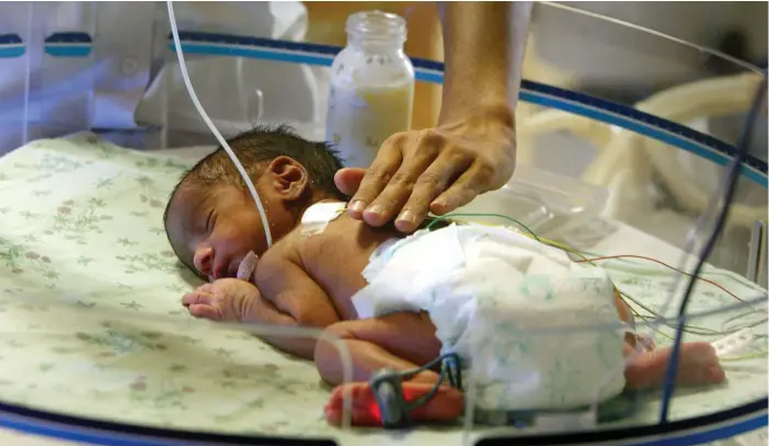  ?? FOTO: GURINDER OSAN/TT-AP, ARKIVBILD ?? För tidigt födda barn med låg födelsevik­t har 25 procent större chans att överleva om de inte separeras från mamman och får hud-mot-hudkontakt så kallad ”Kangaroo Mother Care” direkt efter födseln, visar en ny studie.