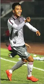  ??  ?? MESIN GOL: Selebrasi pemain Persiba Bantul Johan Manaji setelah mencetak gol ke gawang Perserang. Foto kanan, striker Persepam MU Sirvi Arvani melakukan tendangan salto.