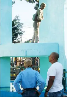  ??  ?? Monumento a Sifredo Chávez colocado frente a la Iglesia de la Asunción de Intipucá, en el parque municipal El Emigrante, en El Salvador