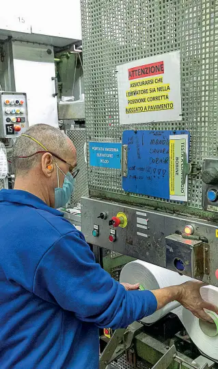  ??  ?? In fabbrica Un operaio durante il turno di lavoro, con protezioni indossate