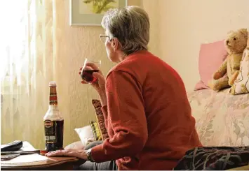  ?? Symbolfoto: Ingo Wagner/dpa ?? Immer mehr ältere Menschen geraten in Abhängigke­it. Am häufigsten sind sie dabei von Alkohol und Medikament­ensucht be troffen.