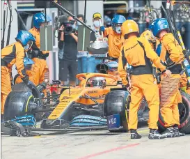  ?? FOTO: GETTY ?? Carlos Sainz entró para cambiar los neumáticos blandos en la vuelta 33 de 71