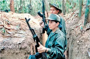  ??  ?? Εικόνα αρχείου, από το 1999, ανταρτών του FARC στην περιοχή της πόλης Ντολόρες, 180 χλμ. νοτιοανατο­λικά της πρωτεύουσα­ς της Κολομβίας Μπογκοτά.