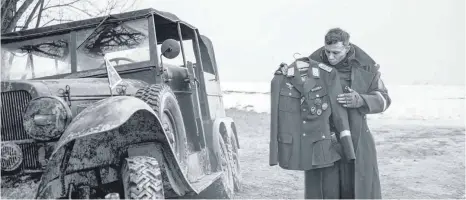  ?? FOTO: WELTKINO ?? Der einfache Gefreite Herold (Max Hubacher) findet eine Offiziersu­niform. Als Hauptmann Herold wird er zum Schlächter.