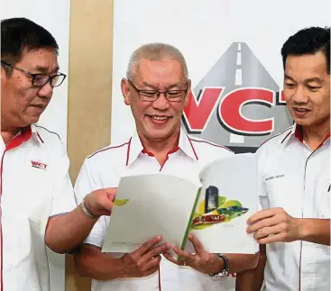  ??  ?? Good report: (from left) WCT deputy managing director Goh Chin Liong, Lee and director of finance and accounts Chong Kian Fah checking out the company’s annual report at the company’s AGM.
