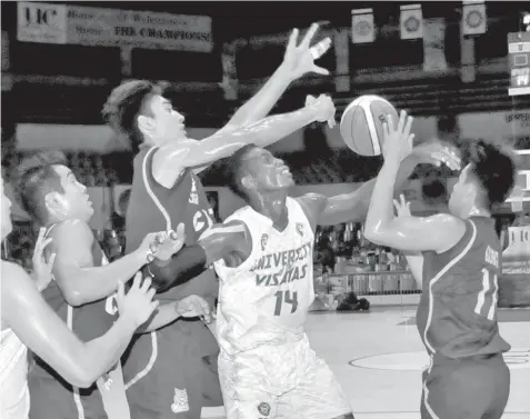  ?? PAUL JUN E. ROSAROSO ?? Liberian national Bassieru Sackor of UV fights for ball possession against CIT-U players during their CESAFI collegiate basketball match last Sunday night at the Cebu Coliseum. UV won, 113-53.