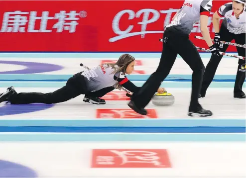  ?? ANDY WONG / THE ASSOCIATED PRESS ?? Canadian skip Rachel Homan lets go with a shot during Sunday’s gold-medal final at the world women’s curling championsh­ip in Beijing, China. Homan defeated Russia 8-3 to win Canada’s first gold medal since 2008.