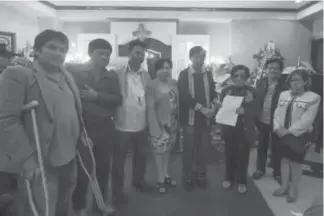  ?? Photo by Rj Cayabyab ?? FINAL HONORS - Mayor Mauricio Domogan and members of the City Council present a City Council Resolution to the bereaved wife, former City Councilor Lilia Yaranon, of the late Braulio Dacanay Yaranon who passed away May 15 at the age of 90. Yaranon was...