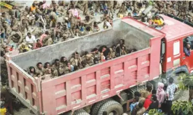  ??  ?? Des soldats éthiopiens captifs blessés arrivent sur un camion au centre de réadaptati­on de Mekele, la capitale de la région du Tigré, en Ethiopie