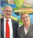  ?? FOTO: MILENA HÄNISCH ?? Jutta Henrich aus Laupheim und Dekan Hellger Koepff aus Biberach treten für den Wahlbezirk Oberschwab­en an.