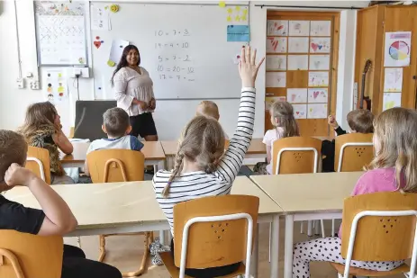  ?? Bild: Jonas Ekströmer/tt ?? ”Lärare måste få en livslön som gör det mödan värt att utbilda sig till lärare”, uttrycker insändarsk­ribenten.