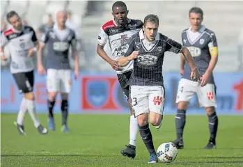  ?? AFP ?? En acción. Vada lleva la pelota dominada en el medio, en un partido por la Ligue 1.