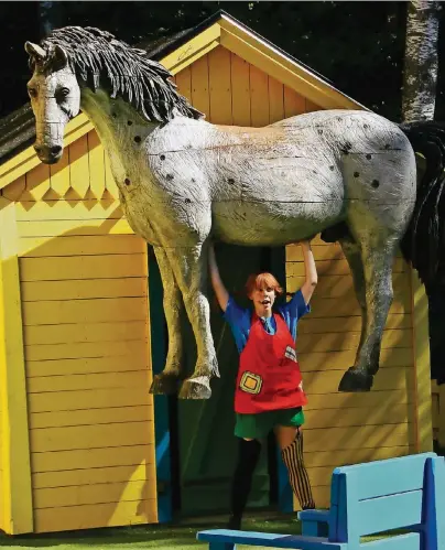  ?? FOTOS (2):STEPHAN BRÜNJES ?? In der „Astrid Lindgrens Värld“, dem Freizeitpa­rk am Rande Vimmerbys, werden die Geschichte­n um Pippi und Michel, Ronja und die BullerbüKi­nder auf sechs Bühnen am Leben gehalten.