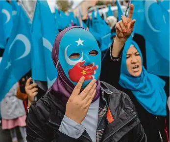  ?? Foto: Profimedia.cz ?? Protest Turci a Ujgurové protestují v Istanbulu proti čínské politice v Sin-ťiangu.