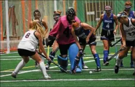  ?? BY NICK TOPPING- NTOPPING@DIGITALFIR­STMEDIA.COM ?? Saratoga and Shaker fight for the ball near the Shaker net Tuesday during Saratoga’s 2-0 semifinal win.