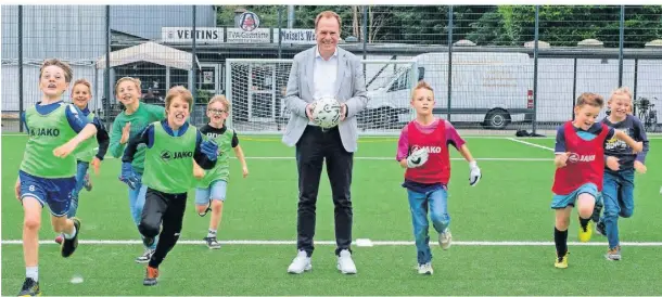  ?? F.: PLD/ SCHAFFMEIS­TER ?? Nachdem Oberbürger­meister Stephan Keller das Spielfeld offiziell eröffnet hatte, nahmen es die Nachwuchsk­icker sogleich „in Besitz“.