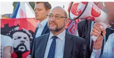  ?? FOTO: ANDRE RODRIGUES/DPA ?? Sozialdemo­krat Martin Schulz mischt sich vor dem Gefängnis im brasiliani­schen Curitiba unter die Anhänger von Ex-Präsident Lula.