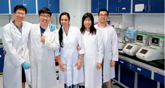  ??  ?? Muchas horas de su vida las comparte junto con los colegas chinos del Departamen­to de Ingeniería Química de la Universida­d Tsinghua.
