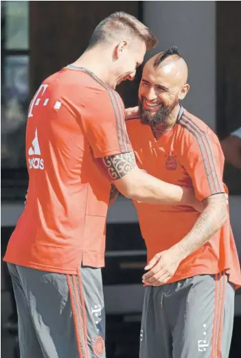  ??  ?? ► Vidal se despide del defensa Niklas Süle, ayer en la concentrac­ión del Bayern.