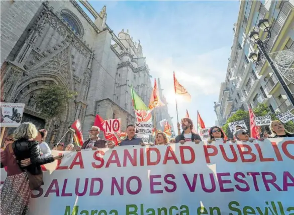  ?? Foto: Europa Press ?? Cabecera de la manifestac­ión por las calles de Sevilla en defensa de una sanidad pública.