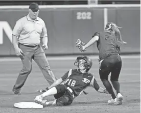  ?? MICHAEL CHOW/AZCENTRAL SPORTS ?? Phoenix Pinnacle's Jackie Kelley steals second base against Chandler Hamilton during the 6A high school softball state championsh­ip Monday night.