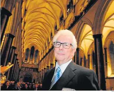  ?? EFE ?? Ken Follett en una imagen promociona­l del lanzamient­o de ‘Un mundo sin fin’ en la catedral de Salisbury.