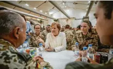  ?? Foto: M. Kappeler, dpa ?? Hoher Besuch in Camp Castor: Bundeskanz­lerin Angela Merkel trifft bei Temperatur­en um 50 Grad die Bundeswehr-Einheit im Krisenstaa­t Mali.