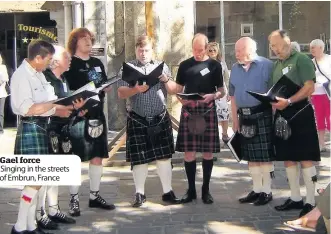  ??  ?? Gael force Singing in the streets of Embrun, France
