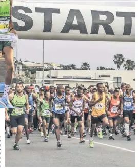  ?? Foto’s: Deidre Cloete ?? Die wegspring van die PetroSA-halfmarath­on (21,1 km) Saterdag op Mosselbaai.