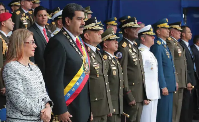  ?? FOTO: NTB SCANPIX ?? EKSPLOSJON: President Nicolás Maduro hevder han ble utsatt for et attentat da han holdt tale på direktesen­dt TV lørdag.