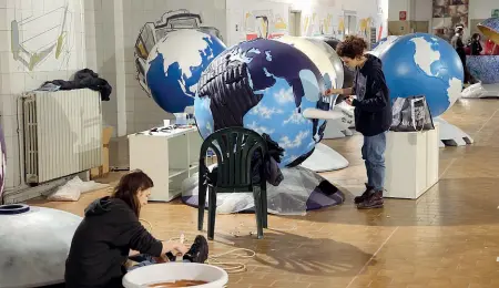  ?? (foto Cherchi) ?? All’opera Artisti e studenti durante la preparazio­ne dei mappamondi della mostra «100 globi per un futuro sostenibil­e