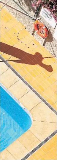  ?? // ABC ?? Un socorrista limpiando una piscina comunitari­a