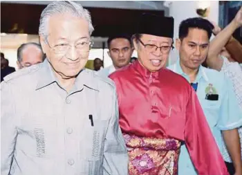  ??  ?? DR Mahathir disambut Abang Johari ketika tiba untuk mengadakan pertemuan tertutup di Wisma Bapa Malaysia di Petra Jaya Kuching, semalam.