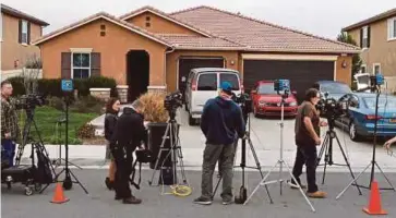 ??  ?? WARTAWAN berkumpul di rumah pasangan berkenaan di Perris, California, Amerika Syarikat lokasi 13 beradik ditemui dikurung dan dirantai. - Agensi