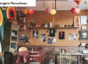  ??  ?? Au Ca Phe Broc Ouest, on se régale de bo bun, de soupe pho et autres réjouissan­ces vietnamien­nes cuisinées par Marie et où tout est à vendre.