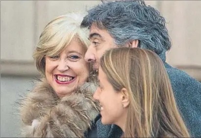  ?? MARTA PÉREZ / EFE ?? Irene Rigau y su abogado Jordi Pina (en segundo término) llegando al Palau de Justícia