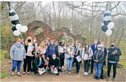  ?? FOTO: ROTHER ?? Glückliche Gesichter unter Masken: 17 Absolvente­n der CJD-Pflegeschu­le haben ihre Zeugnisse erhalten.