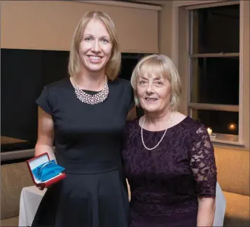  ??  ?? Gilli Reilly, winner of the Lady President’s prize competitio­n at Blainroe Golf Club, receives her prize from Lady President Bernie Nelson.